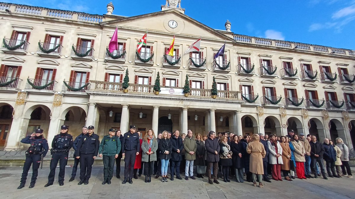 ⚫️ La delegada del Gobierno de España en el País Vasco se ha concentrado junto al resto del personal de la AGE en la Subdelegacion del Gobierno en Gipuzkoa para mostrar su dolor y solidaridad con las víctimas y familiares del terrible accidente ferroviario de Adamuz.