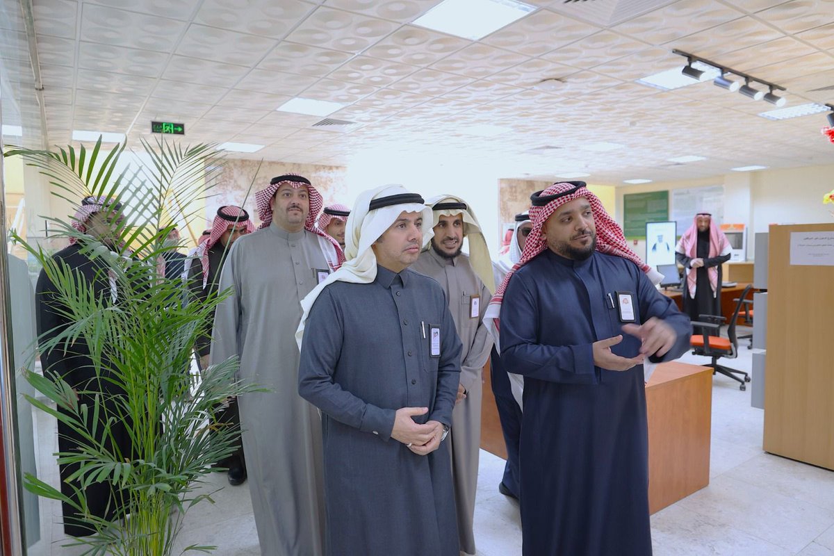 NBU_KSA's tweet image. زار رئيس #جامعة_الحدود_الشمالية أ.د.أحمد بن علي الرميح عمادة التعليم الإلكتروني ومصادر المعرفة،واطلع على مرافقها الداعمة للتعلم والمعرفة من مساحات القراءة وخدمات حفظ الرسائل العلمية والقاعات التدريبية،كما اطلع على تقرير العمادة 2025 تعزيزًا لتطوير خدمات التعلم الرقمي ودعم المعرفة