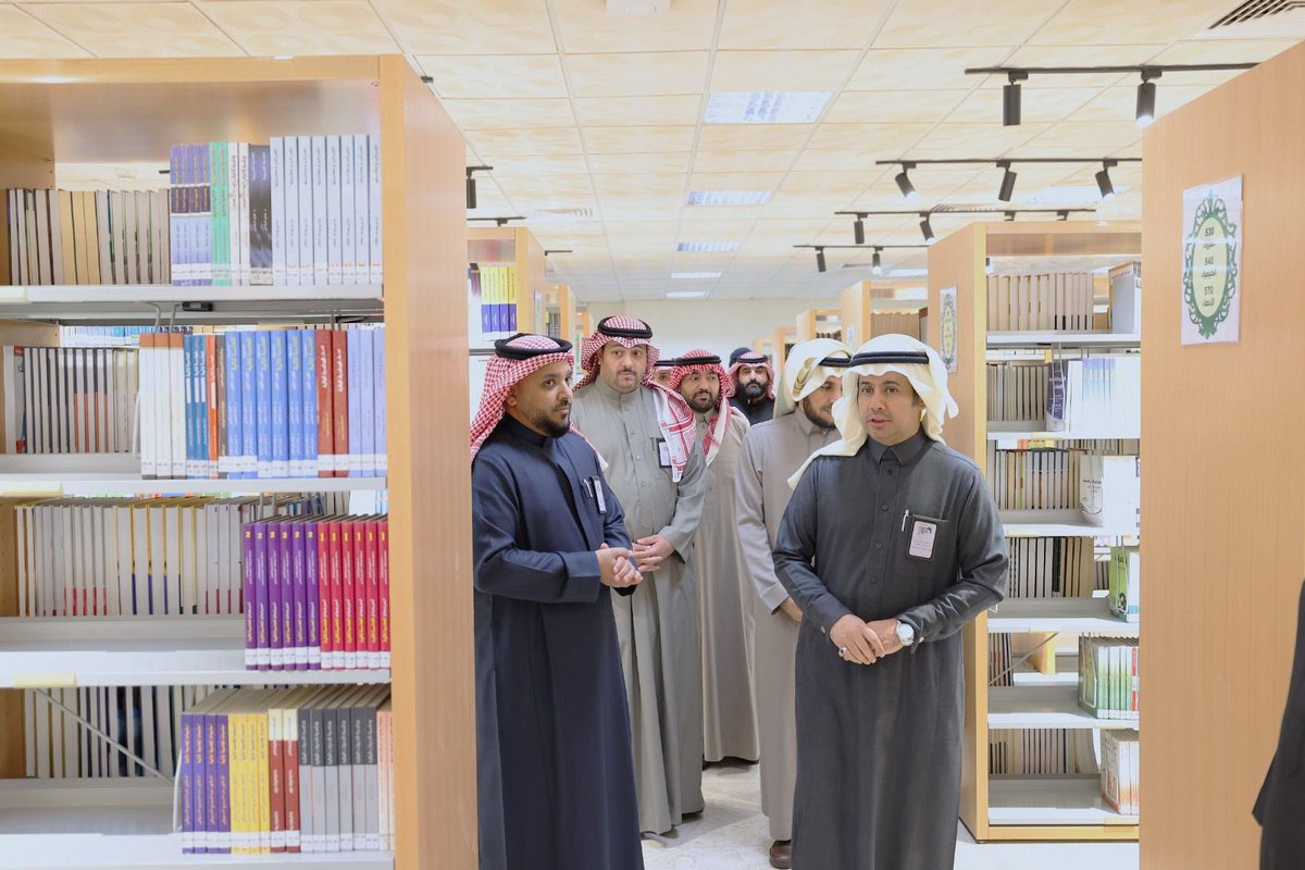 NBU_KSA's tweet image. زار رئيس #جامعة_الحدود_الشمالية أ.د.أحمد بن علي الرميح عمادة التعليم الإلكتروني ومصادر المعرفة،واطلع على مرافقها الداعمة للتعلم والمعرفة من مساحات القراءة وخدمات حفظ الرسائل العلمية والقاعات التدريبية،كما اطلع على تقرير العمادة 2025 تعزيزًا لتطوير خدمات التعلم الرقمي ودعم المعرفة