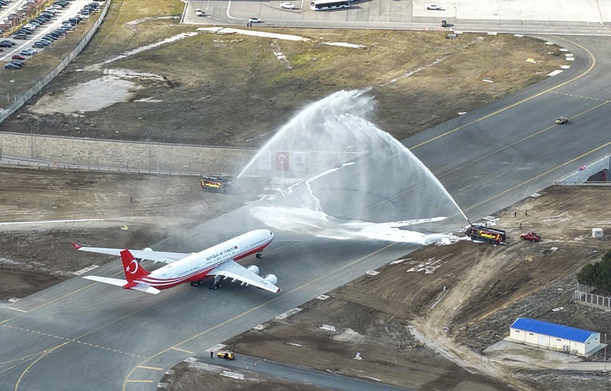 Esenboğa Havalimanı 3. Pist ve Yeni Hava Trafik Kontrol Kulesini, eser siyasetinin lideri Cumhurbaşkanımız Sn. <a href="/RTErdogan/">Recep Tayyip Erdoğan</a>’ın teşrifleriyle hizmete açtık.

Ankara’mız, Ülkemiz ve Dünya hava taşımacılığı için hayırlı olsun.

Dünden bugüne emeği geçen herkesi tebrik ediyorum.