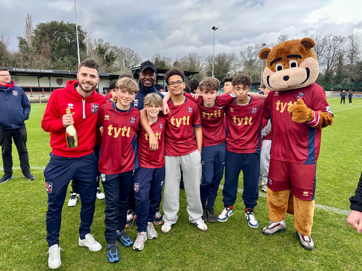 hrbfc1921's tweet image. 🎉Congratulations to @samdeadfield who was voted Beaver of the Month of December. He was presented with his award ahead of the Dorking fixture by members of the HRBFC U14 team!

Keep up the good work Sam!
