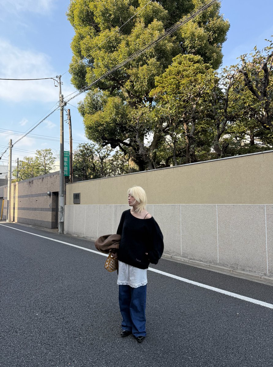 5107_m_'s tweet photo. 今日は暖かい〜⛅️
ユニクロのこれ肩紐見えても可愛いから買ってよかった https://t.co/skdMSowTdN