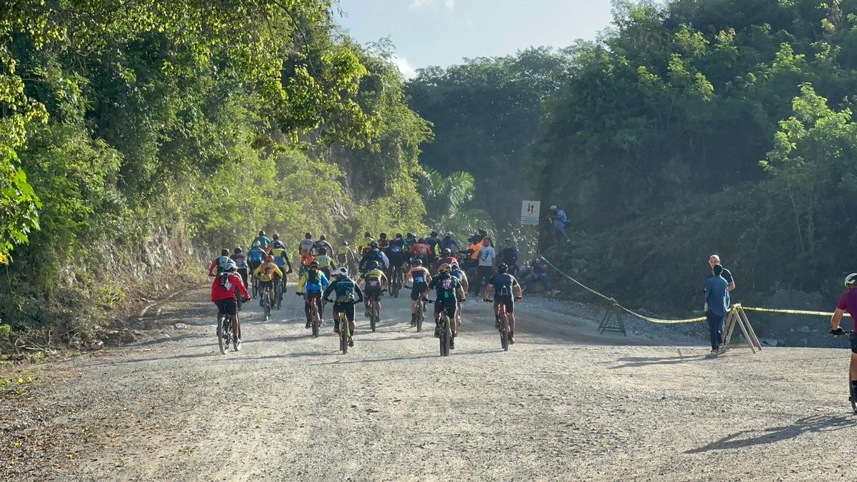DefensaCivilRD's tweet photo. Nuestro equipo #DefensaCivilRD en #SanchezRamirez brindó apoyo en una actividad ciclística que se desarrolló en la provincia con la participación de decenas de deportistas. https://t.co/oX1v6yRHTn