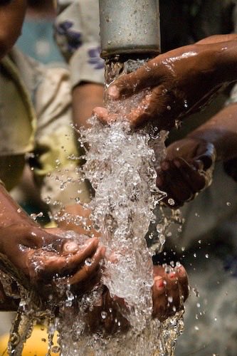 AbdullahiU24772's tweet photo. Is water a basic need or a luxury?
For years now, some parts of Garissa cannot access this need, especially my home, Bulla Mzuri. Despite having River Tana just 2 km away, the longest river in Kenya, the cries of the people remain unheard despite the harsh weather conditions. https://t.co/sEpsHEzRTz