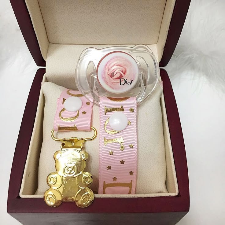 Elilylux's tweet image. Regalitos de la tita para que cuando nazca la sobri ya tenga cosits