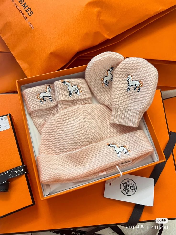 Elilylux's tweet image. Regalitos de la tita para que cuando nazca la sobri ya tenga cosits