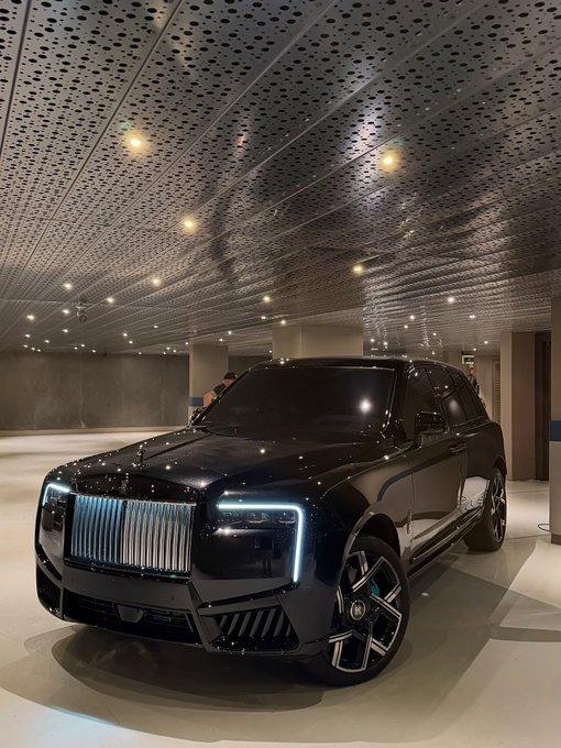 Venosier's tweet photo. Rolls Royce Cullinan 🖤 https://t.co/LZ2k9kHQUD