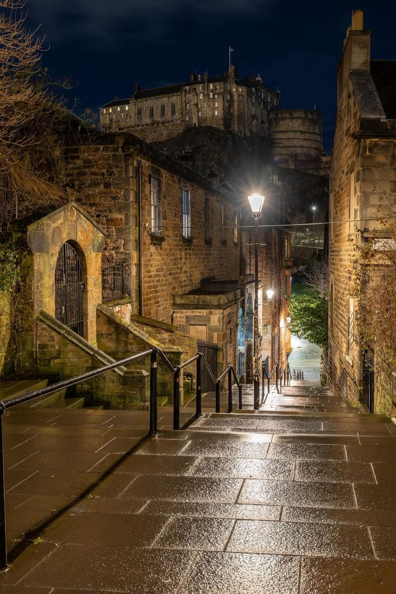 soylebisakinlik's tweet image. Night in Edinburgh.