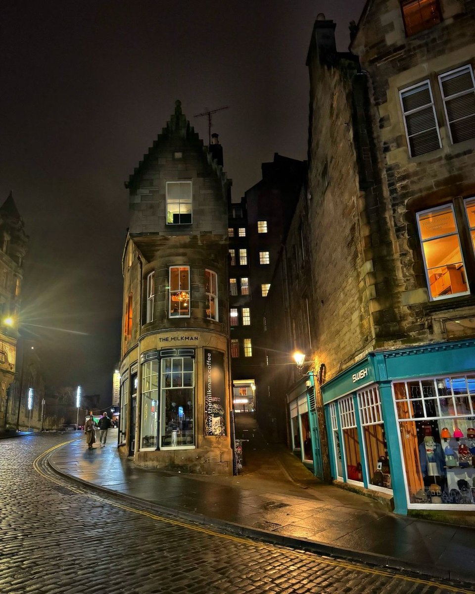 soylebisakinlik's tweet image. Night in Edinburgh.
