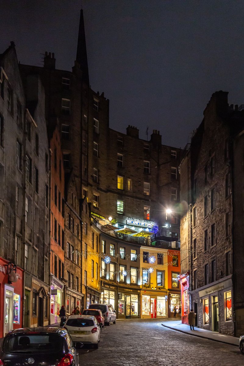 soylebisakinlik's tweet image. Night in Edinburgh.
