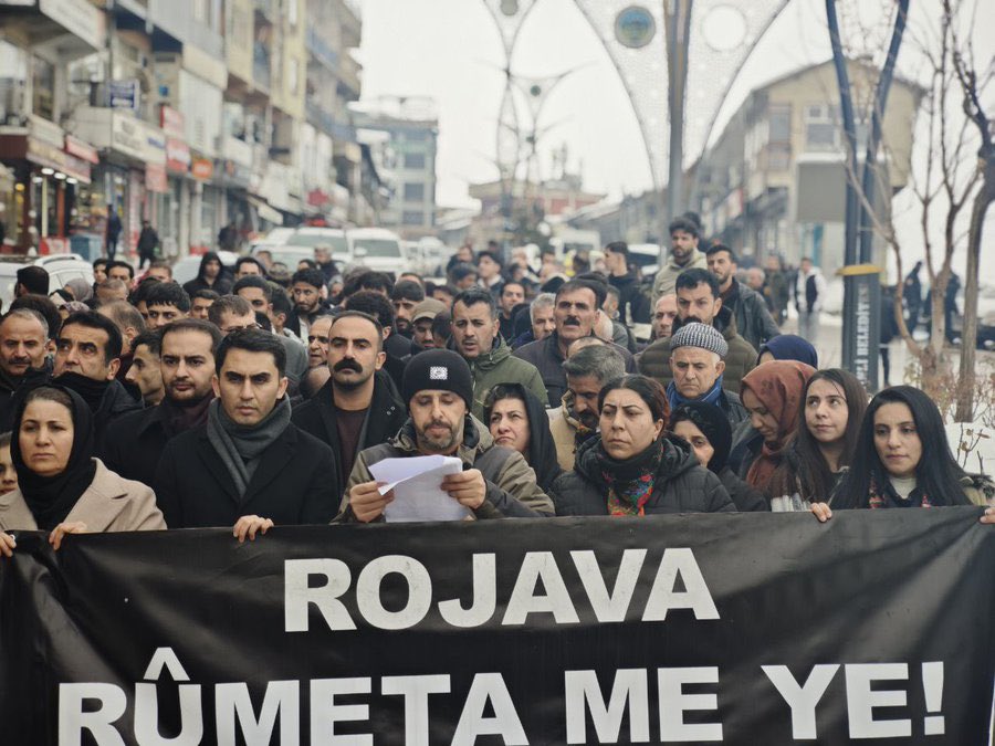 tekin_agit's tweet photo. Rojava’da Kürt halkı ve diğer halklarımıza yönelik saldırıları lanetliyoruz. Rojava’ya sıkılan her kurşun Kobani, Amed, Hewler, Mahabada ve insanım diyen tüm dünyaya ülkelerine sıkılıyor. https://t.co/vs1BAPzYcq