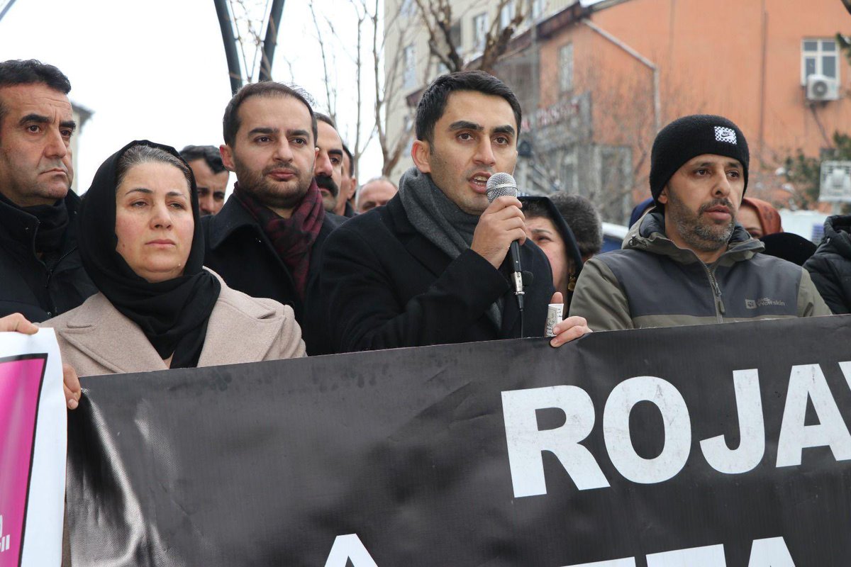tekin_agit's tweet photo. Rojava’da Kürt halkı ve diğer halklarımıza yönelik saldırıları lanetliyoruz. Rojava’ya sıkılan her kurşun Kobani, Amed, Hewler, Mahabada ve insanım diyen tüm dünyaya ülkelerine sıkılıyor. https://t.co/vs1BAPzYcq
