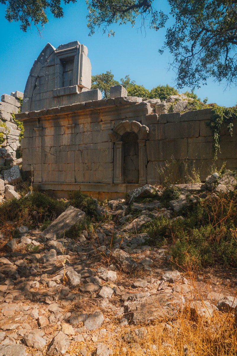 ozangnn's tweet photo. Further into the city, the walls of the Gymnasium stand tall. 🏫 This was the center of education and training for the youth of Termessos.

The way this niche is integrated into the massive stone blocks is superb craftsmanship. The textures here, a blend of history and nature, are pure inspiration for any designer. 📐

#AncientRuins #Texture #DesignInspiration @kultur_turizm @archaeologyart