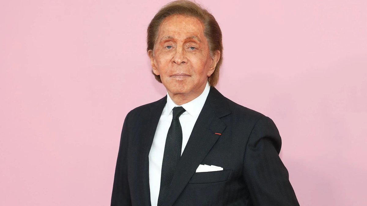 Muere Valentino a los 93 años, “el último emperador de la moda”
Sus creaciones vistieron a algunas de las mujeres más influyentes y emblemáticas de su tiempo, entre ellas Jacqueline Kennedy, Elizabeth Taylor, consolidando una estética reconocible por su elegancia sobria y...