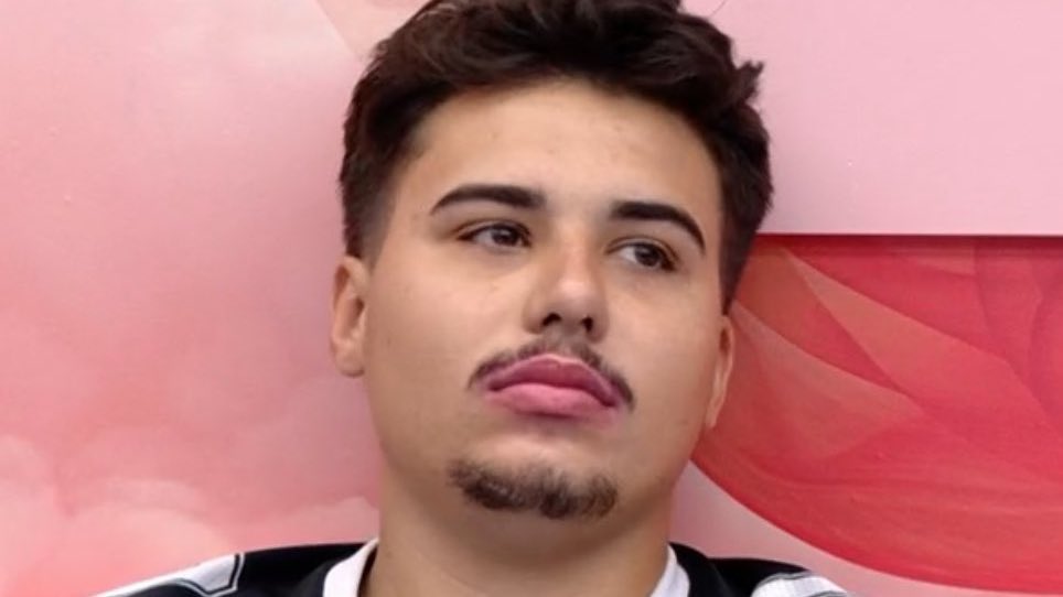 poponze's tweet image. Família diz que Pedro chegou em casa e não reconheceu os familiares:

“Esta delirando. Nem sabe que estava no BBB. Iremos interna-lo para sua recuperação. Pegamos ele no aeroporto, mas ele não reconheceu nem o pai e irmão. Acha que está na França, que a filha já nasceu”. #BBB26