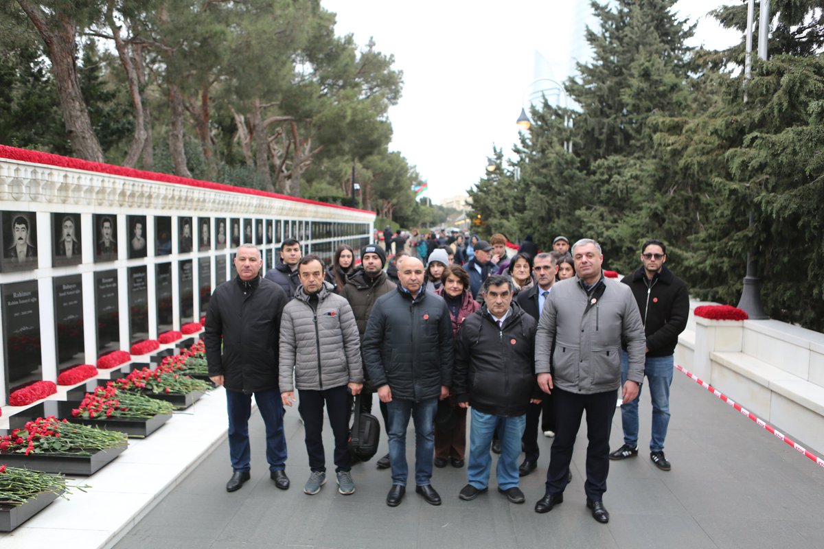AZNGOForum's tweet photo. Azərbaycan Milli QHT Forumu Şəhidlər xiyabanını ziyarət edib
2026-cı il yanvarın 19-da Azərbaycan Milli QHT Forumunun üzvləri 20 Yanvar faciəsinin ildönümü ilə əlaqədar Şəhidlər xiyabanını ziyarət edib, şəhidlərin əziz xatirəsi ehtiramla anılıb. https://t.co/T8cIB1gc0k