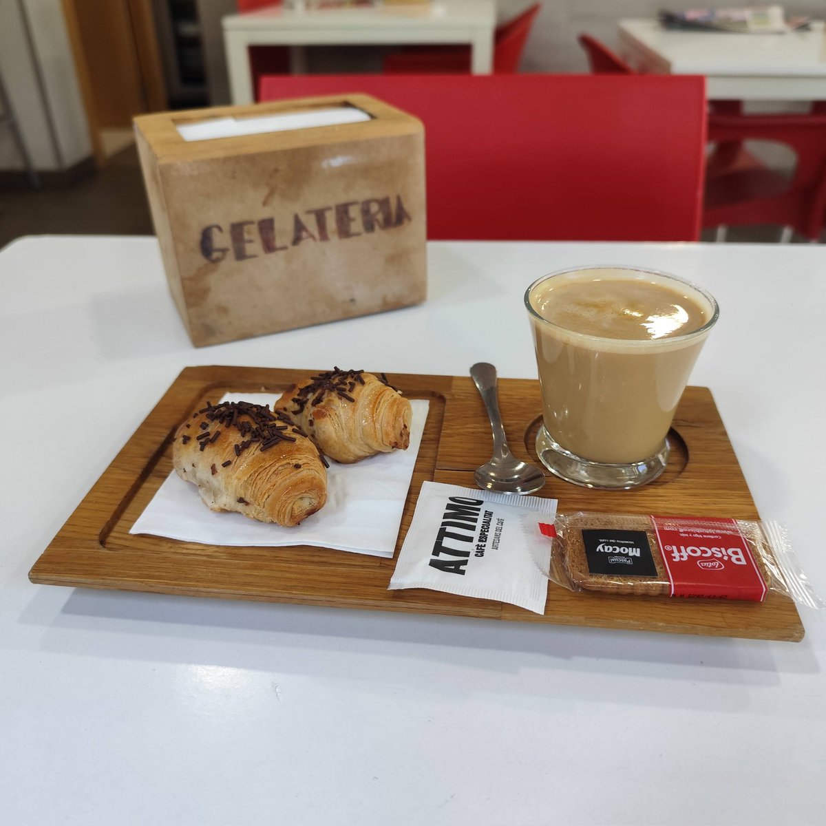 C’est fini. 
Novel·la acabada!
Quan la vaig començar semblava normaleta, però al final el grup d’amics qur compartien projectes no era res que s’hi assemblés: traïcions, punyalades 🗡️🗡️🗡️🗡️
Com diu el filòsof:
LA REALITAT SUPERA LA FICCIÓ!
Tot fent un cafè, en començo una altra!