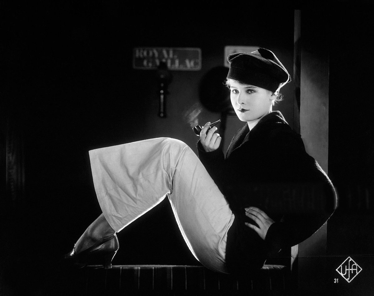 Style for the day.   Pipe, optional.

#botd Lilian Harvey by H. Gärtner.