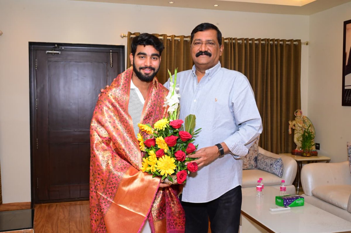 Ganta_Srinivasa's tweet photo. బిగ్ బాస్ సీజన్ 9 విజేత కళ్యాణ్ పడాల ఈరోజు నన్ను మర్యాద పూర్వకంగా కలిశారు. విజయనగరం జిల్లాకు చెందిన కల్యాణ్ బిగ్ బాస్ షో లో విజేతగా నిలిచిన మొట్టమొదటి కామనర్. షో లో తీవ్ర పోటీ ఎదుర్కొని విన్నర్ గా నిలిచిన కళ్యాణ్ భవిష్యత్ లో మరిన్ని ఉన్నత శిఖరాలు అధిర���హించాలని ఆకాంక్షించా.
#GantaSrinivasaRao #Kalyanpadala #bigbosswinner