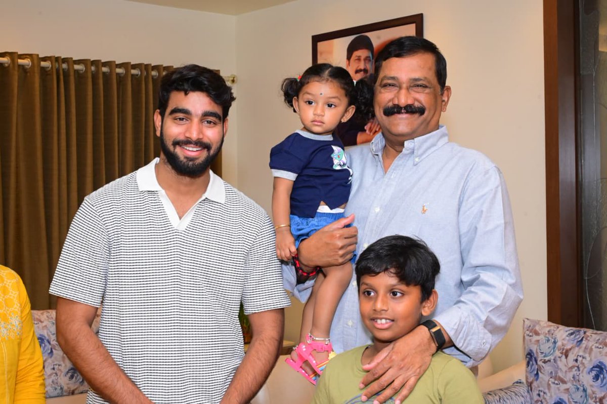 Ganta_Srinivasa's tweet photo. బిగ్ బాస్ సీజన్ 9 విజేత కళ్యాణ్ పడాల ఈరోజు నన్ను మర్యాద పూర్వకంగా కలిశారు. విజయనగరం జిల్లాకు చెందిన కల్యాణ్ బిగ్ బాస్ షో లో విజేతగా నిలిచిన మొట్టమొదటి కామనర్. షో లో తీవ్ర పోటీ ఎదుర్కొని విన్నర్ గా నిలిచిన కళ్యాణ్ భవిష్యత్ లో మరిన్ని ఉన్నత శిఖరాలు అధిర���హించాలని ఆకాంక్షించా.
#GantaSrinivasaRao #Kalyanpadala #bigbosswinner