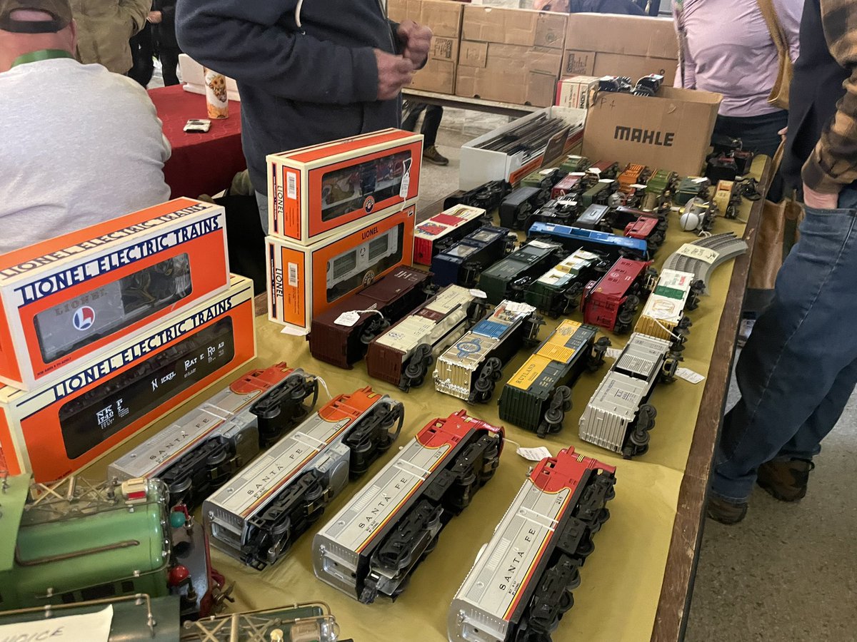 zhoucq2001's tweet photo. Utica Train Show https://t.co/ueHswRTW7X