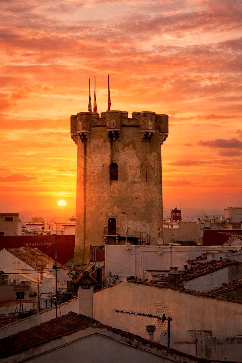 SagredoMarco's tweet image. Acabo de firmar el Decreto por el que Paterna se suma al luto nacional por el terrible accidente ferroviario ocurrido en la provincia de Córdoba, que durará 3 días desde el martes 20 hasta el jueves 22 de enero inclusives 🖤

Se aplazan los actos municipales y nuestras banderas…