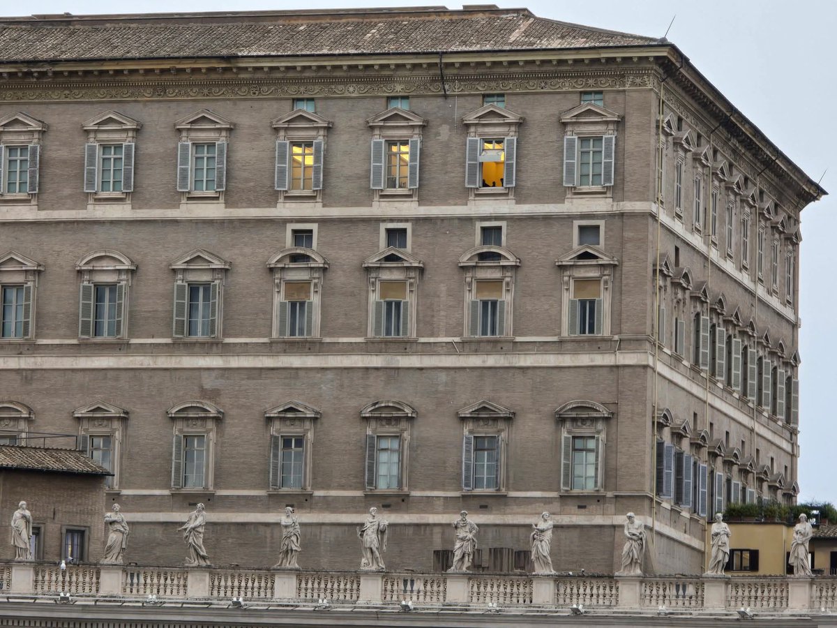 BREAKING: the lights are now on in the Papal Apartments of the Apostolic! It looks like Pope Leo is finally home!!

[📸: Fr. Andrew Khoo]