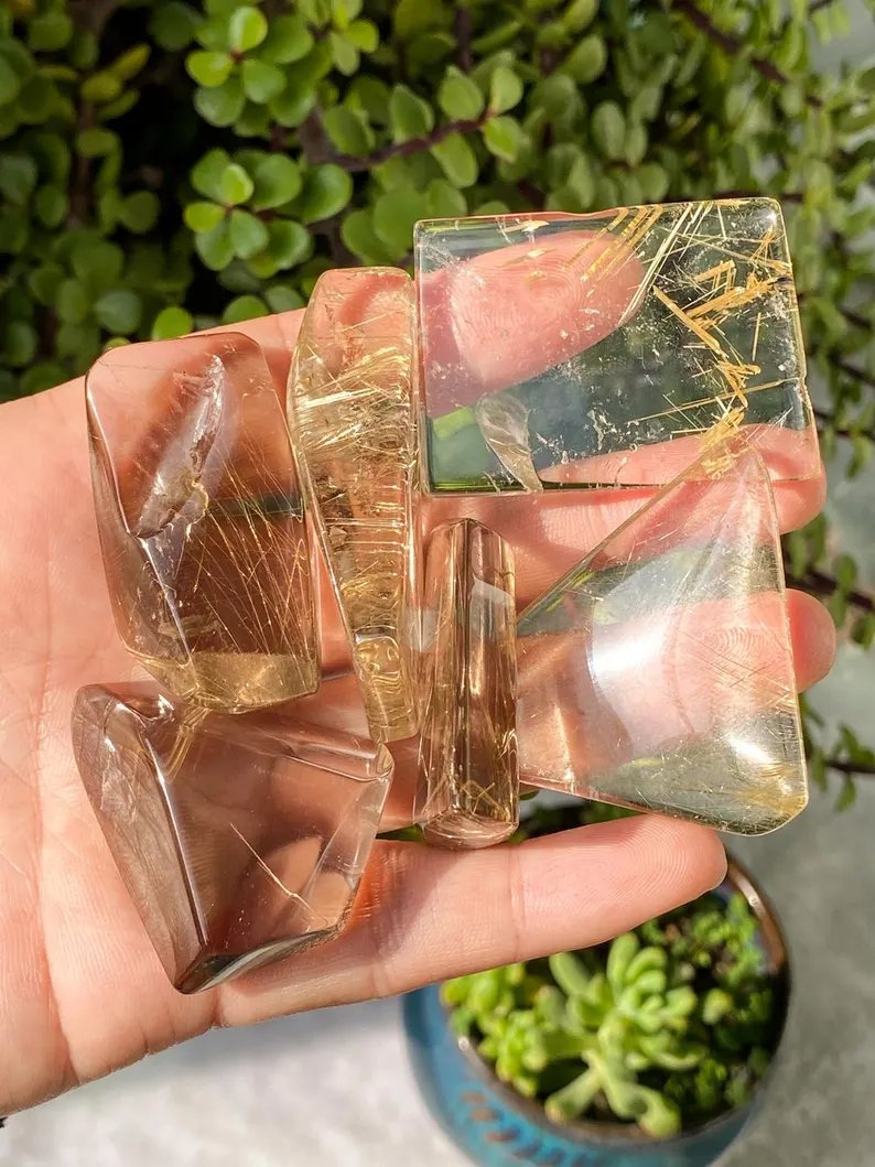 DKAstrology's tweet image. 2026, the Fire Horse Year lucky colors:
 red, green, gold, orange
Lucky crystals: citrine, jade, red agate, gold rutilated quartz
#fengshui