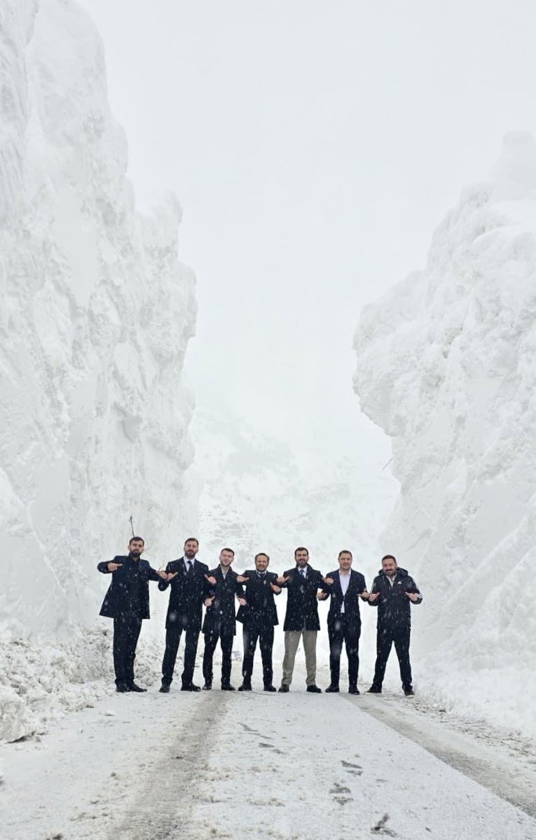 Burası Hakkari…
Kardan duvarların arasında yalnızca yollar değil, yürekten yüreğe umutlar açan bir ekip var. ❄️
Soğuğun sertliğine inat, sıcak bir niyetle ilerliyoruz.

İlçe ilçe dolaşıyor, geceyi gündüze katarak;
her adımda bir gönüle dokunuyor,
her izde memleket sevgisini