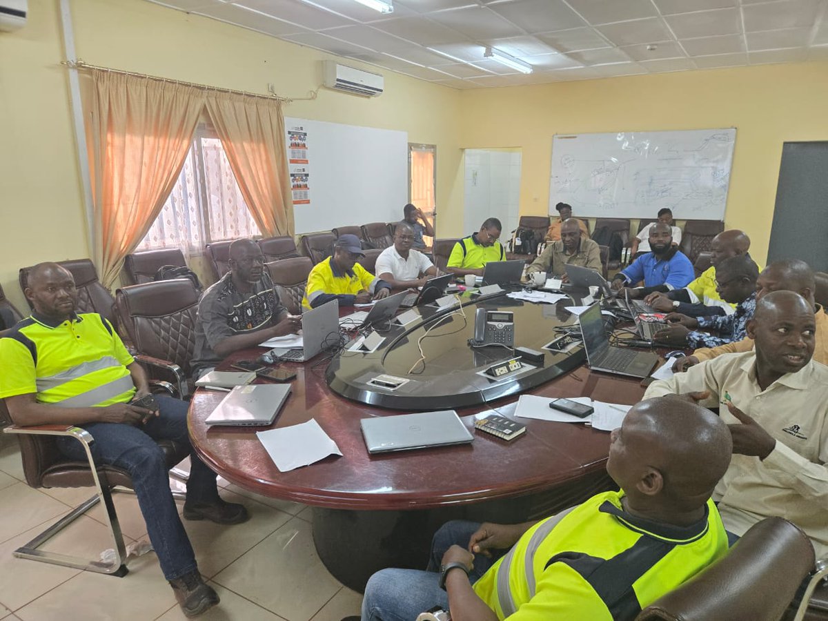 upsaccra's tweet image. On Jan 13, 2026: Siguiri AngloGold Ashanti Guinea (SAG), Konan, hosted the first IWES UPSA Certificate in Supervisory Management graduation. Prof. Samuel Antwi presented certificates to 15 trainees after 5 modules and 72 contact hours. #UPSA #IWES #SAG