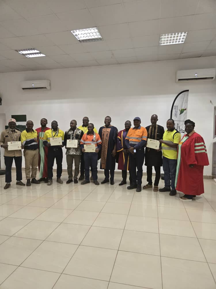 upsaccra's tweet image. On Jan 13, 2026: Siguiri AngloGold Ashanti Guinea (SAG), Konan, hosted the first IWES UPSA Certificate in Supervisory Management graduation. Prof. Samuel Antwi presented certificates to 15 trainees after 5 modules and 72 contact hours. #UPSA #IWES #SAG