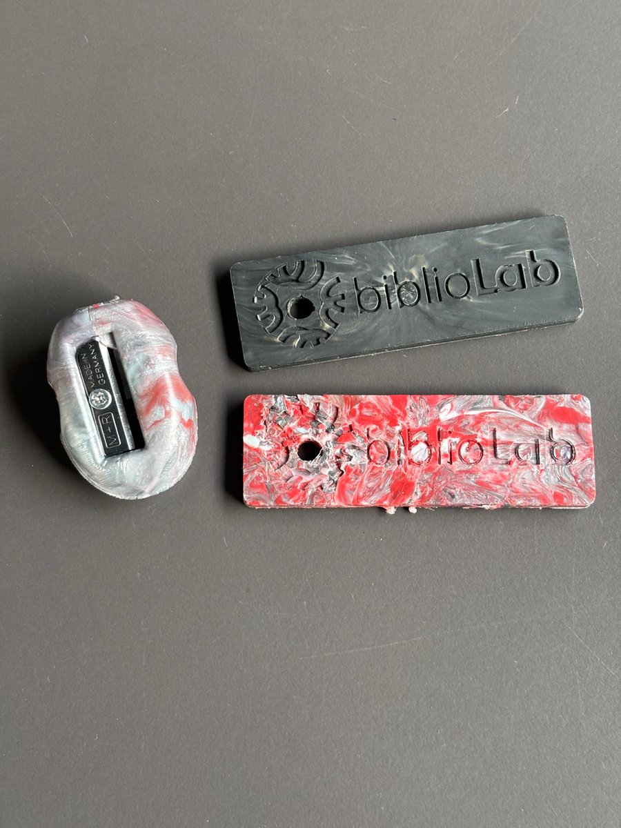 bmanresaab's tweet image. Taller #bibliolabXBM #TransformaTrastos ✨🔧🔋 amb la Lacodornella ❤️ i els dos 5è de primària del @epuigberenguer  😍 on la #biblioteca ha esdevingut un bonic espai d’experimentació, creativitat i reflexió crítica sobre el consum tecnològic ♻️🙌

#manresa #bibliotequesBBM