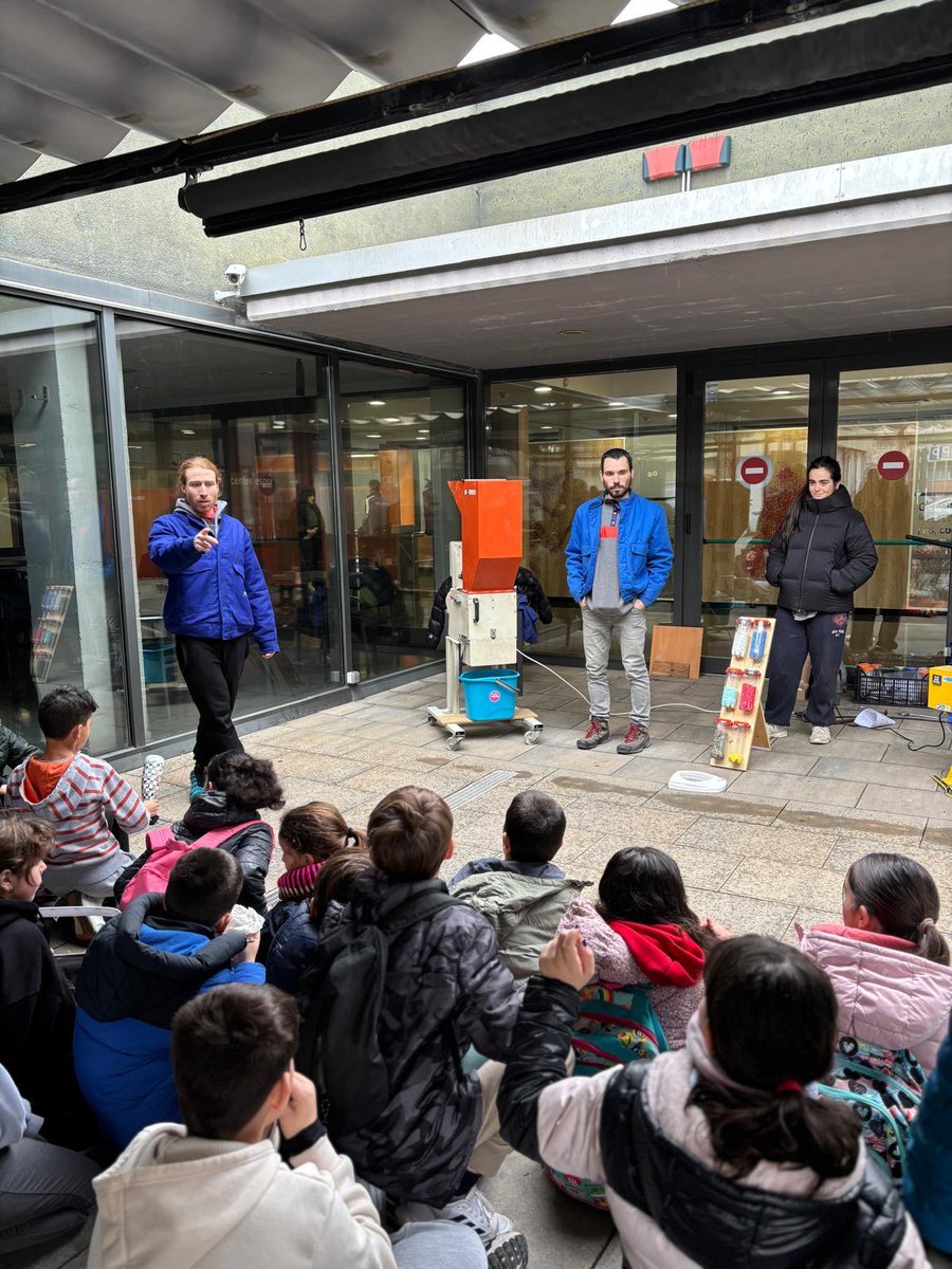 bmanresaab's tweet image. Taller #bibliolabXBM #TransformaTrastos ✨🔧🔋 amb la Lacodornella ❤️ i els dos 5è de primària del @epuigberenguer  😍 on la #biblioteca ha esdevingut un bonic espai d’experimentació, creativitat i reflexió crítica sobre el consum tecnològic ♻️🙌

#manresa #bibliotequesBBM