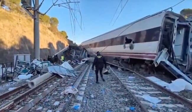 BFMTV's tweet photo. 🔴 ALERTE INFO
Collision de trains en Espagne: le bilan s'alourdit à au moins 40 morts
https://t.co/RdEb3ZGGxd https://t.co/knBASIqy0j