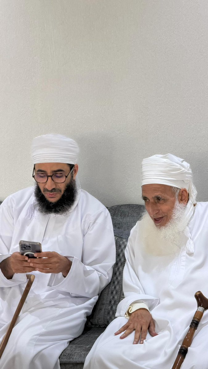 صورة اليوم😍🤍🤍 
لقاءُ العلماء يُبهجُ النفوس🤩  
حفظ الله سماحته وتلميذه ومساعده:
 الشيخ د.كهلان الخروصي🤲🏻