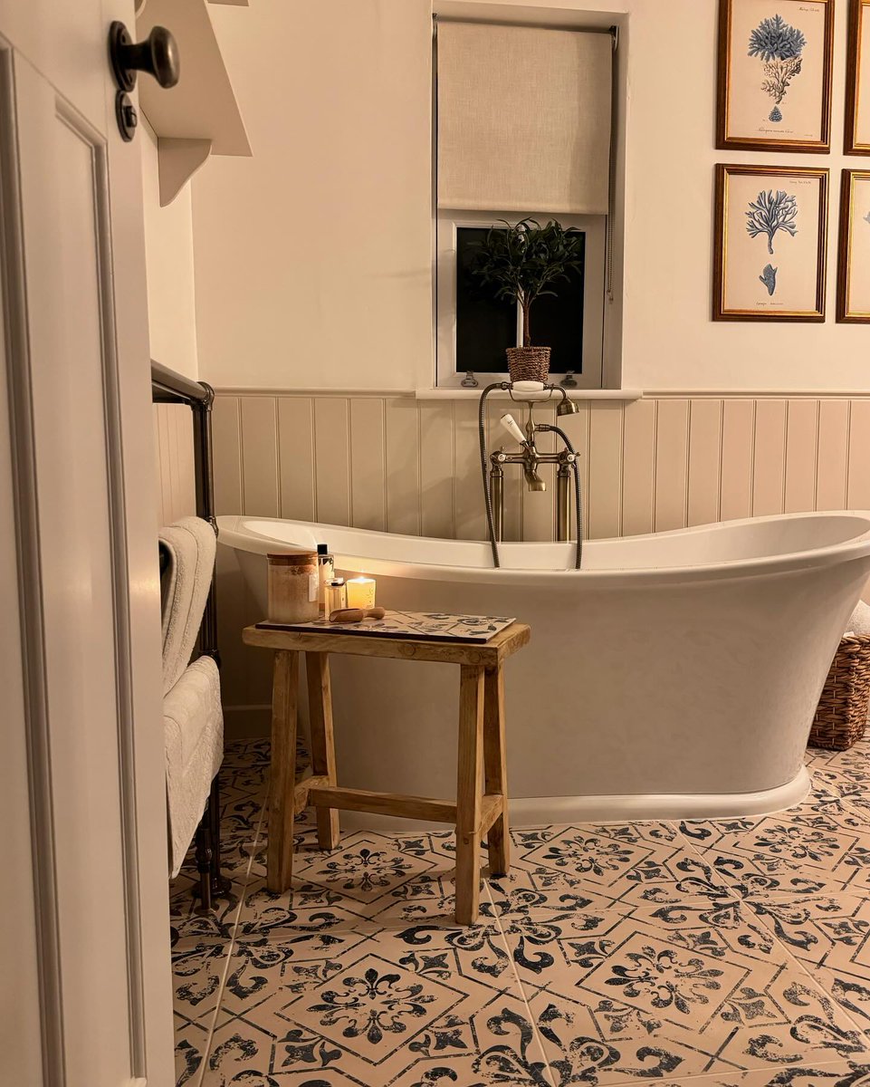 wallsandfloors's tweet photo. Winter is made for candlelit baths 💭🤍✨ 

Featuring ig itsoliviacook with Harran tiles 

Order a sample: https://t.co/SI7CycXKIp 

#patterntiles #bathroominspo https://t.co/9FrG2a2gGP