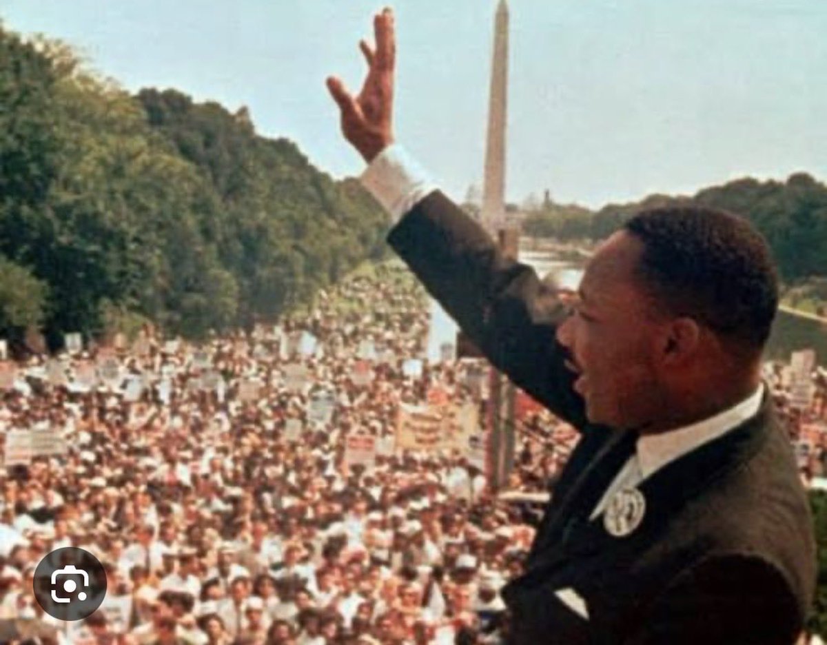 60 años después, su sueño sigue, su legado vive, su ejemplo se mantiene, su recuerdo permanece y su lucha sigue vigente. Feliz Martin Luther King Day.