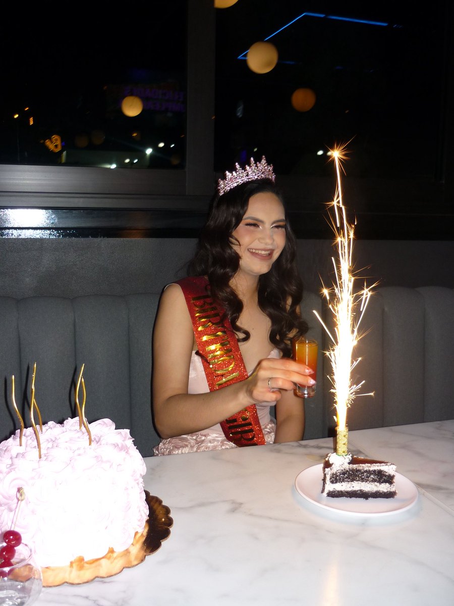 yurisqv's tweet photo. COMOO que hace una semana cumplí la edad que fingía tener a mis 16 ? https://t.co/R4yYogUftE