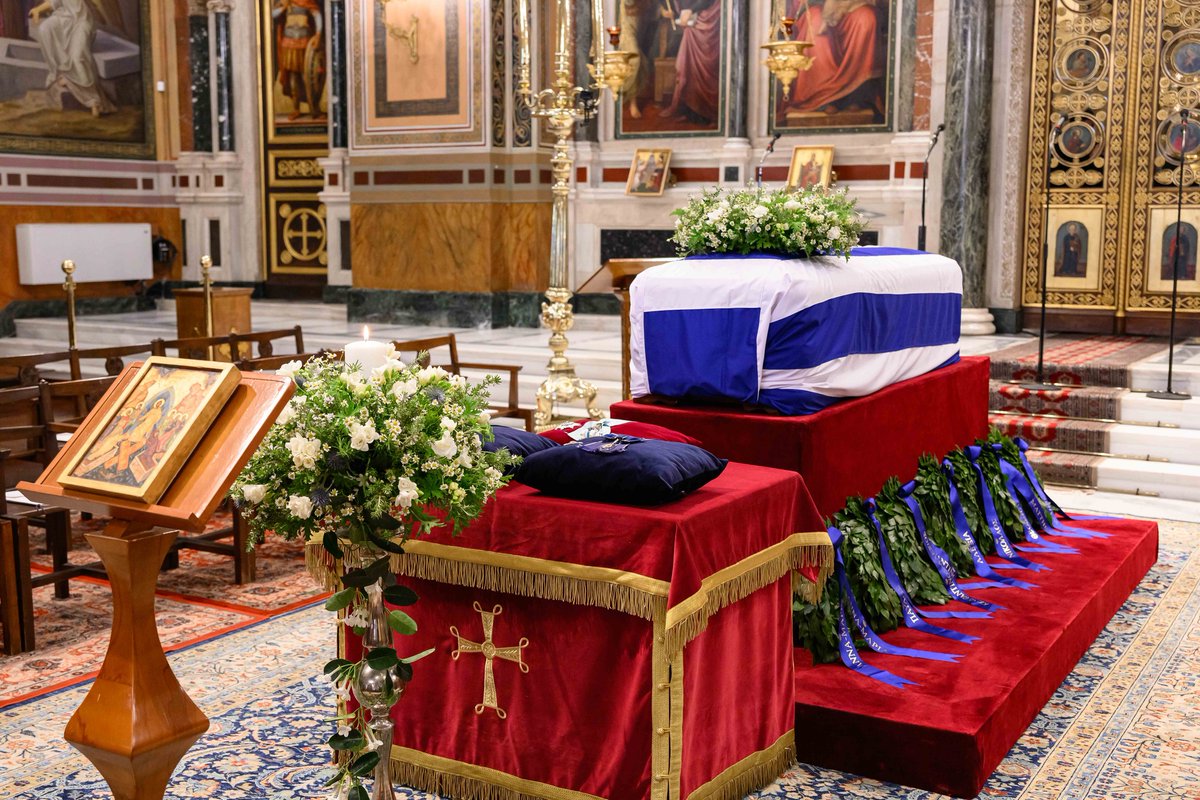 La maison royale de Grèce s'est déplacée pour rendre un dernier hommage à la princesse Irène, soeur du roi Constantin II. il y'avait foule à Athènes pour dire adoieu à un des derniers témoins de la monarchie défunte. 🇬🇷👑📷: Maison royale de Grèce