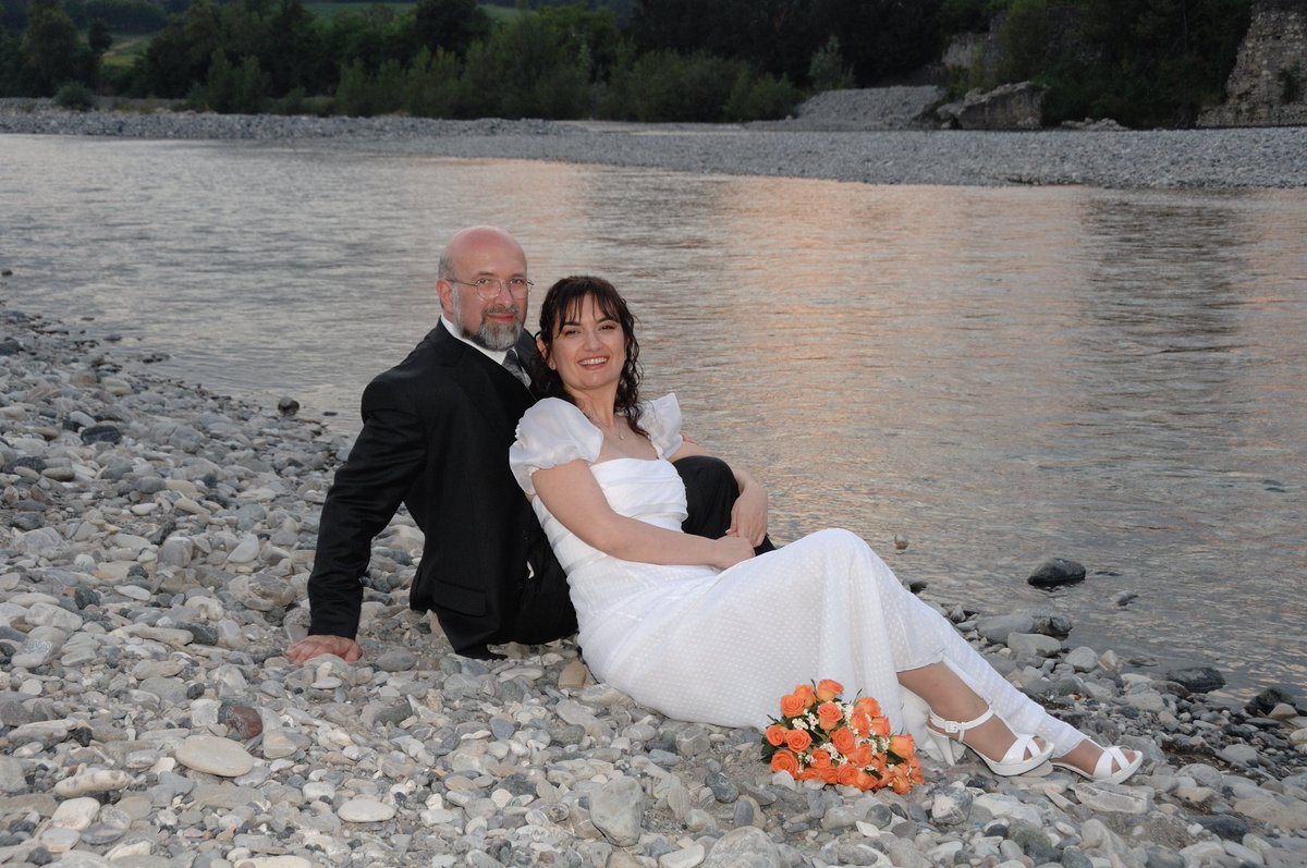 Ho letto ora di Valentino. Era il mio stilista preferito finché ha disegnato lui. Il mio omaggio a lui è stato il mio abito per le nozze. Era un abito da debuttante, lungo, bianco, drappeggiato, di seta operata. Meraviglioso! ❤️