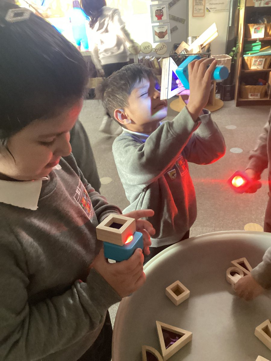 MrsGriffiths7's tweet photo. Exploring colour through light π‘ π¦#eyfs #understandingoftheworld #light #rorch https://t.co/9Nap0WoF5g