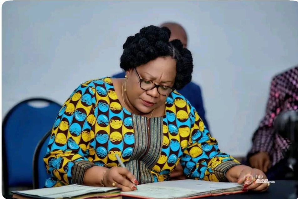 cabinet_esuRDC's tweet photo. Réorganisation des défenses de mémoires DES/DEA et modalités d’inscription en thèse de doctorat, SE Prof Dr @sombo_therese signe une note circulaire.  https://t.co/mex1kEdvVa
@Presidence_RDC  @SuminwaJudith @PrimatureRDC https://t.co/T855OofX2y