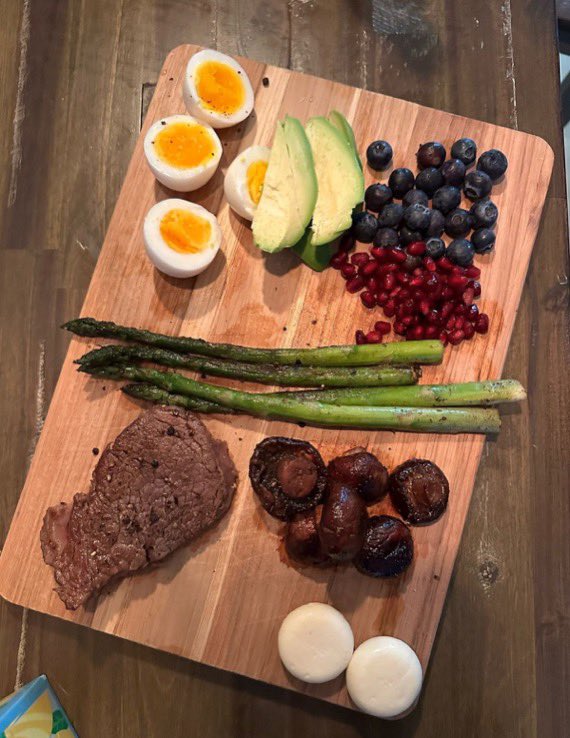 VittorioVitt0ri's tweet image. Fix your sleep, 
lift heavy, 
eat clean, 
groom sharply, 
and dress like you give a damn. 

The world treats you how you present yourself. 

Be undeniable.