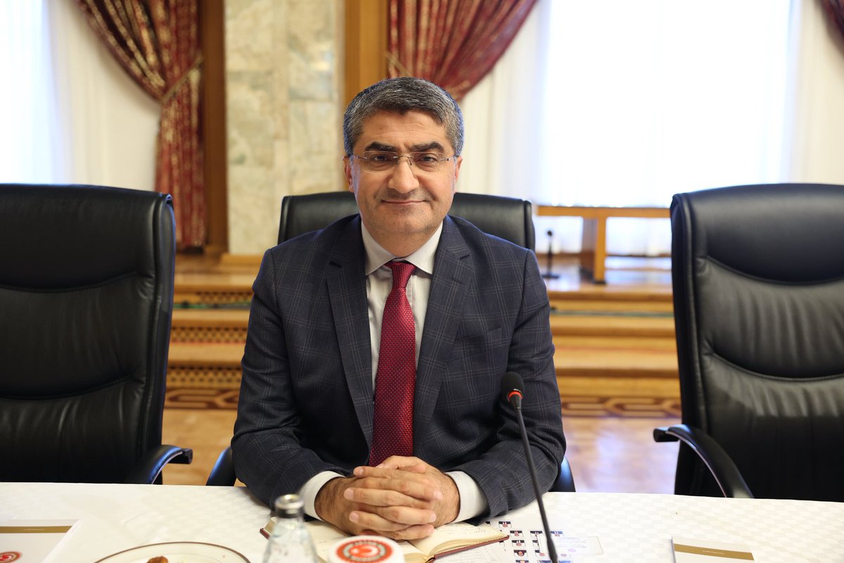 DEVA Partisi Mersin Milletvekilimiz Mehmet Emin Ekmen:

"Plana sadakate devam!

Önce %5’i S.oğan üzerinden Erdoğan’a transfer et, eş zamanlı Kemal bey ile protokol imzalayarak güvensizlik yarat! 

İnsan konuşmaya utanır!"