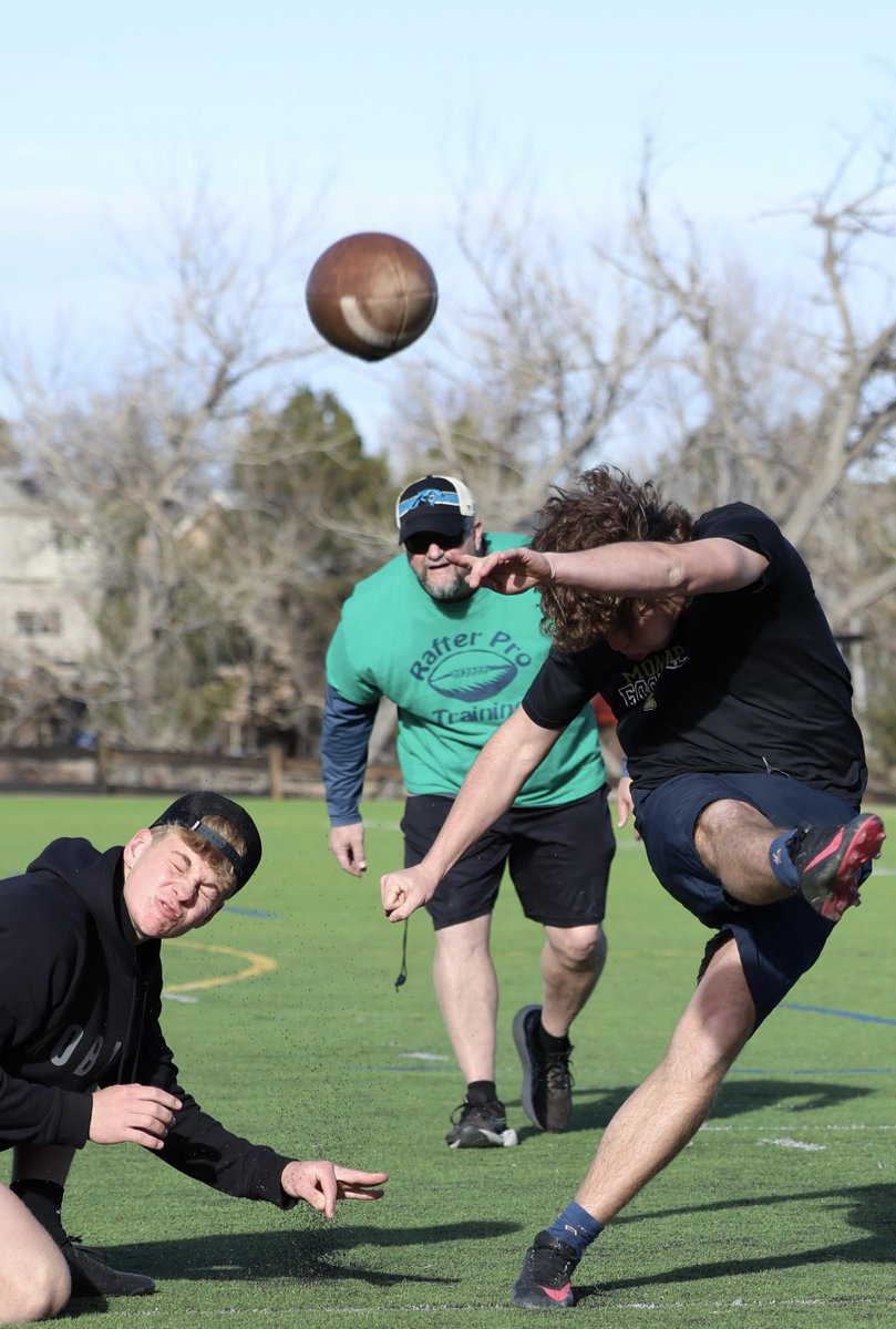 CoachRafter14's tweet photo. This is it! Absolute perfect form by @Nate_HartCO! Plant/lean/golferhead/highcounterarm/drive hip to continue w/angular momentum/torque...beautiful-stands a reason why he is moving on to play in the NCAA👊🏈🫵/ 5⭐️PK @mohi_football @coachball_FB @Miners_FB #boulderFlightclub #cc https://t.co/5vrlrV63NO
