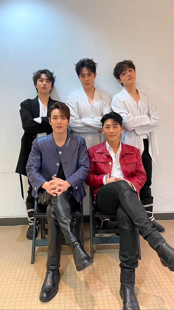 knownoknock's tweet photo. 어떻게이런사진이존재하지
찬엄마 성아빠와 아기뒤주삼형제 https://t.co/KLsqiytugU