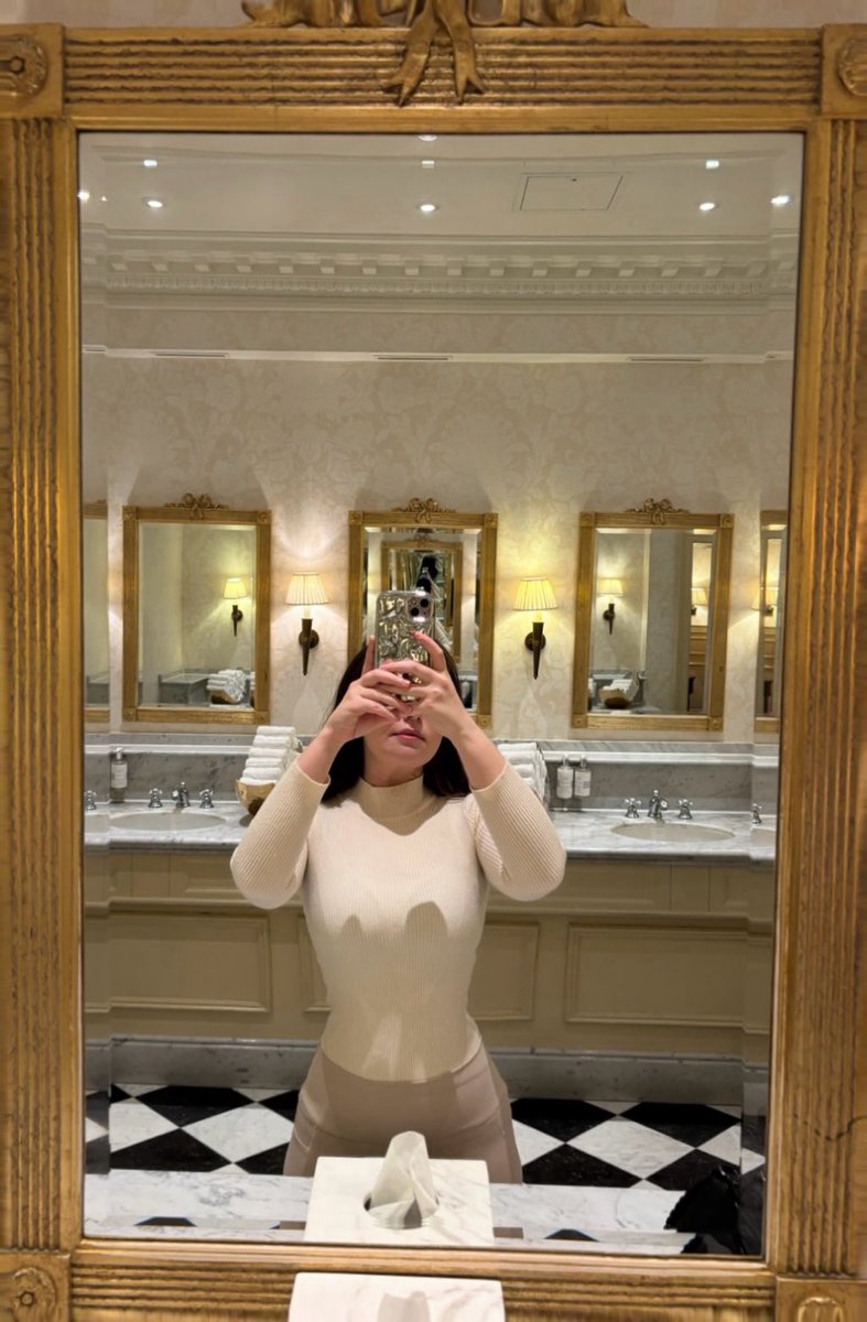 emmalavaur's tweet photo. stay cozy, stay warm https://t.co/53EVPU6nqN