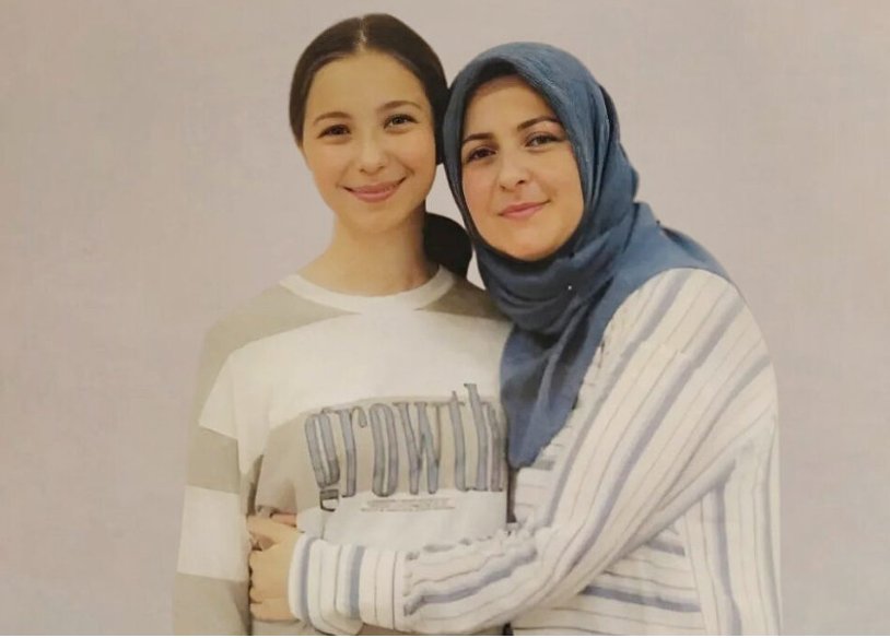 KHK'lı öğretmen Melek Gelir kapatılan bir dershanede çalıştığı için tutuklandı. Üç çocuk annesi Gelir'in kızı Sümeyra annesinin yokluğunda vefat etti.

Geride iki çocuğu daha olan acılı anneyi AİHM suçsuz buldu. Hukuksuz bu tutukluluk bitirilmeli! 

<a href="/isamesihsahin/">İsa Mesih Şahin</a>
#KHKBataklığı