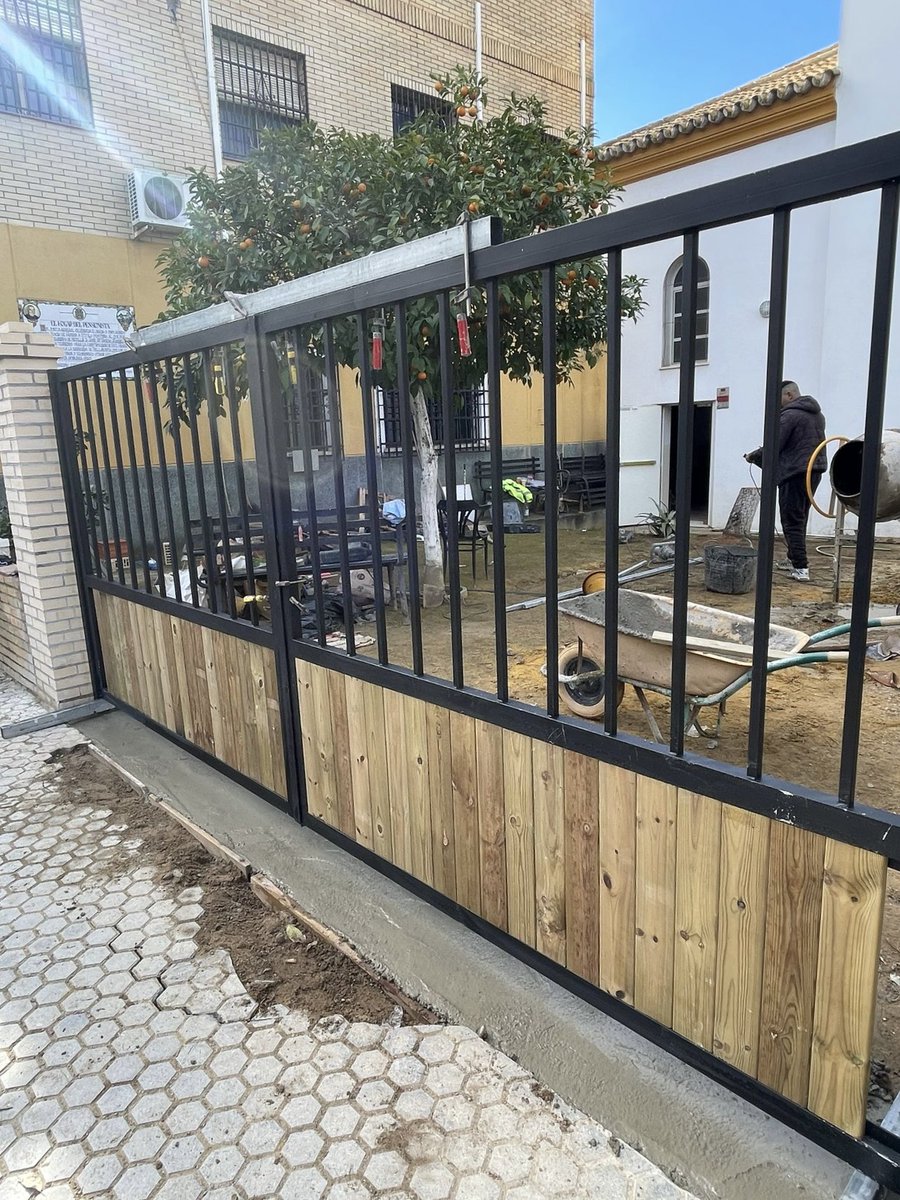 OBRA | COLOCACIÓN DE LA PUERTA EXTERIOR

En la mañana de hoy ha sido colocada la cancela exterior que da paso a la Calle Guadalajara desde el jardín de la Parroquia, como uno de los pasos previos a la colocación de la puerta de salida.

#DNBellavista
