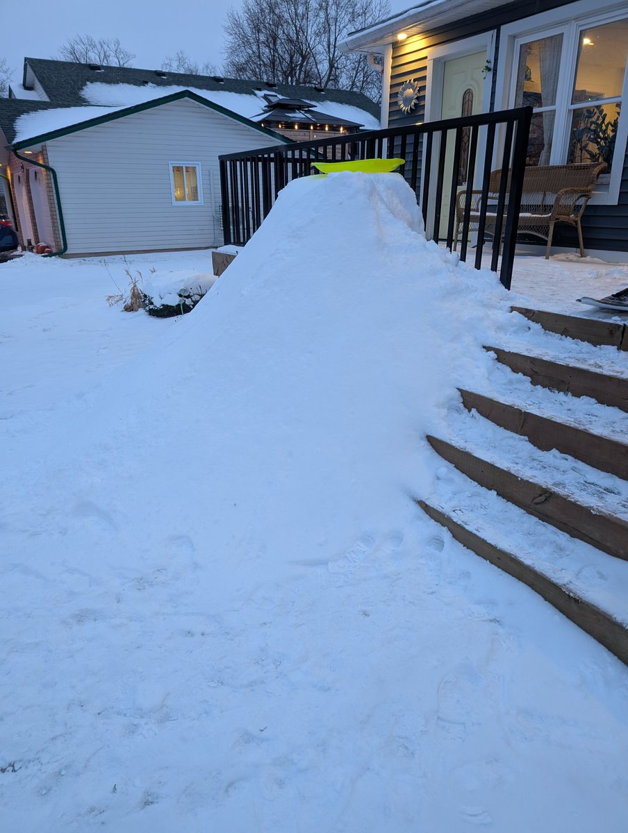 GoldnGuitars's tweet image. Building a snow hill off the deck at the front of your house for the kids.

#thisiscanada #dadlife